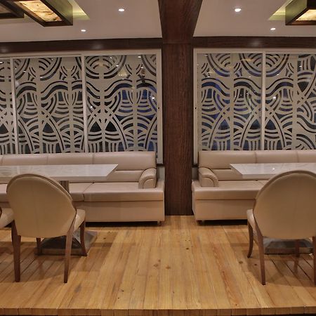Hotel K P Pride Jālgaon Екстериор снимка