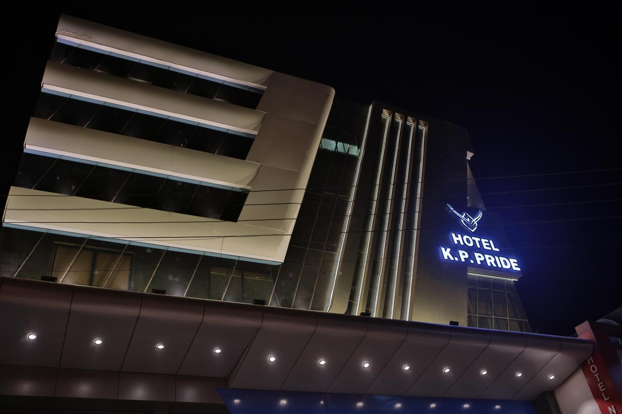 Hotel K P Pride Jālgaon Екстериор снимка