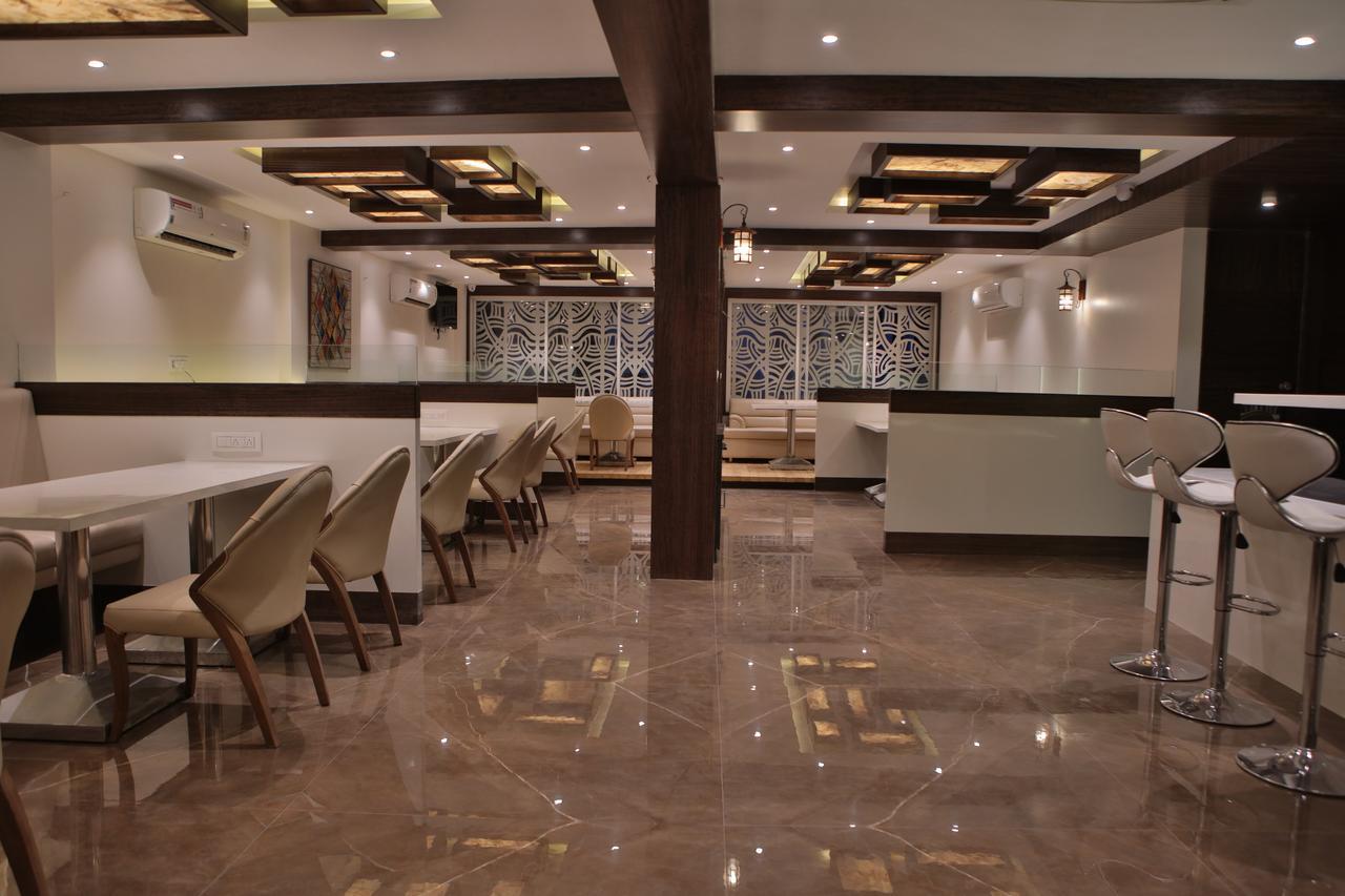 Hotel K P Pride Jālgaon Екстериор снимка