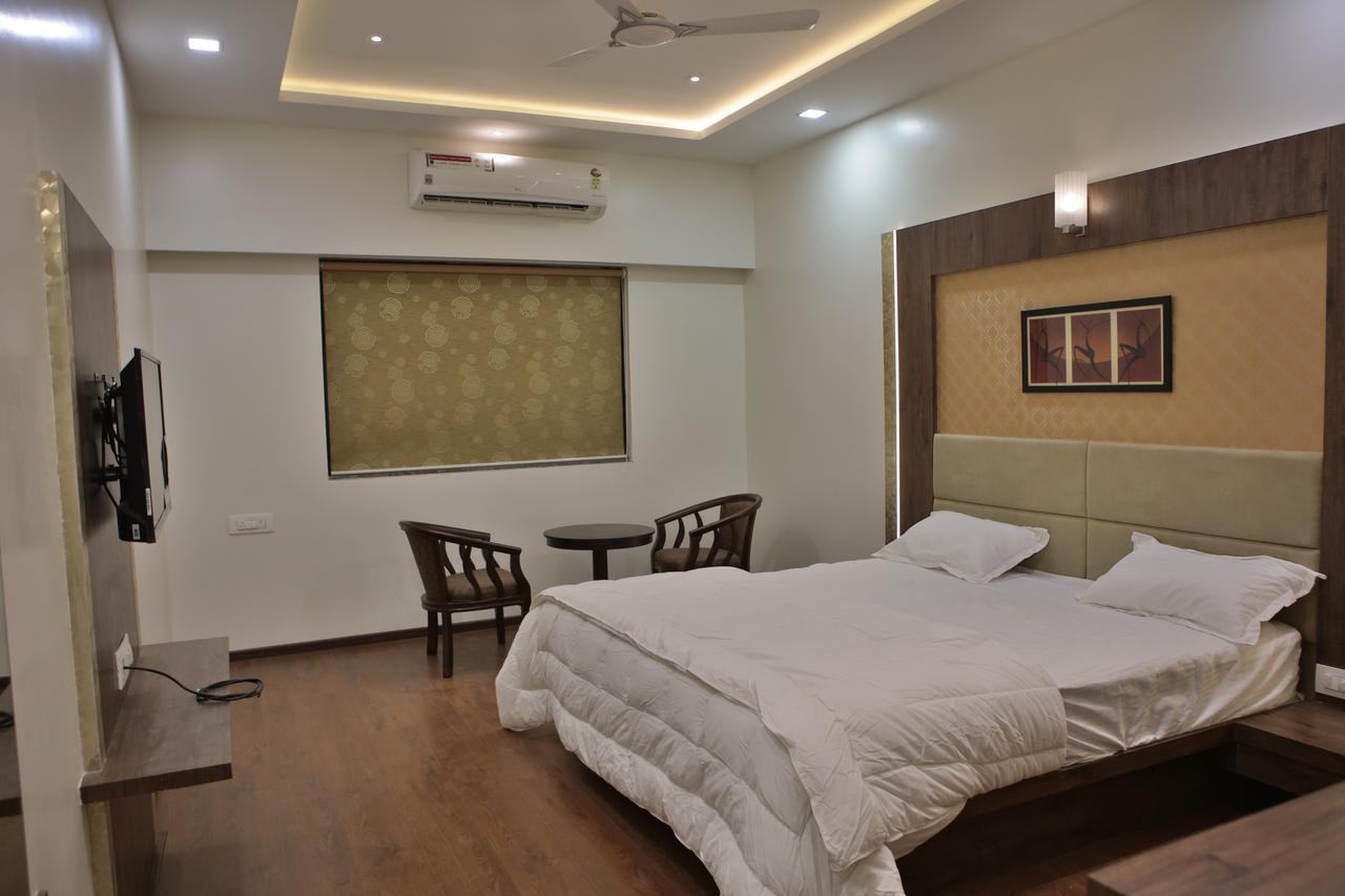 Hotel K P Pride Jālgaon Екстериор снимка